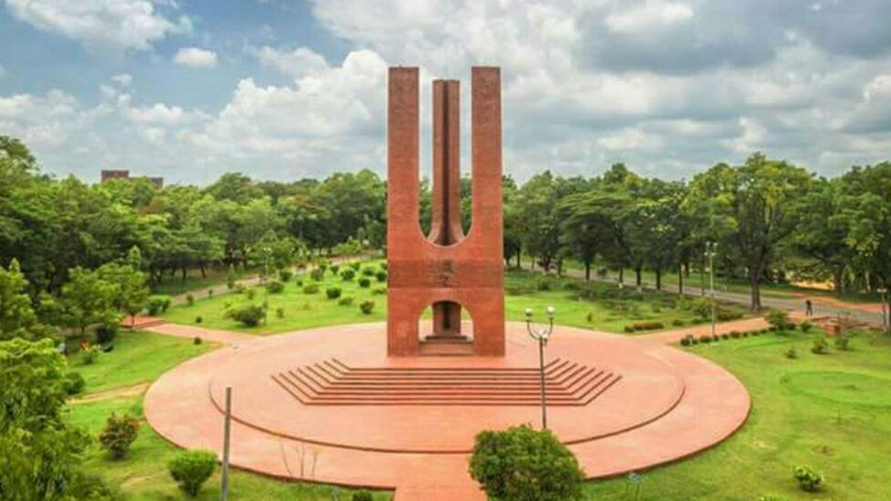 জাবিতে গাঁজা সেবনকালে দুই ছাত্রী আটক
