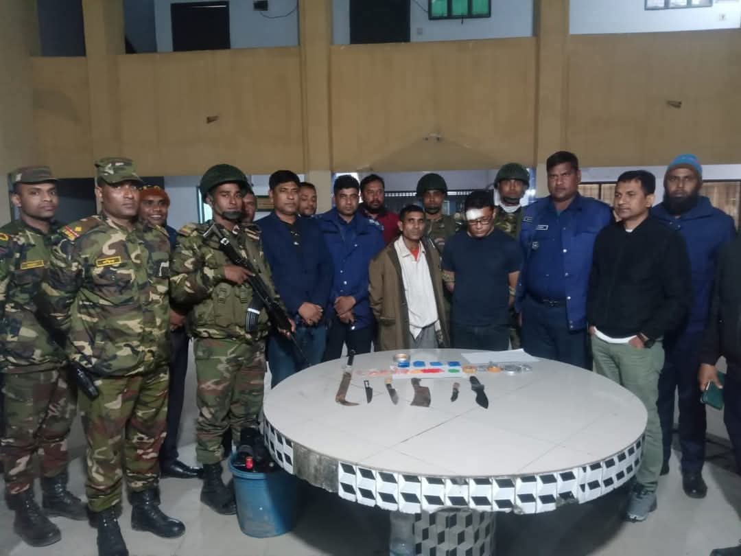 অবৈধ অস্ত্র ও মাদক চোরাচালানে জড়িত তিনজন গ্রেপ্তার: বিপুল পরিমাণ অস্ত্র ও মাদক উদ্ধার