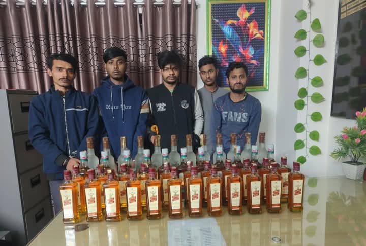 রাতভর অভিযান চালিয়ে বিপুল পরিমাণ বিদেশী মদসহ আন্তঃজেলা মাদক কারবারির ৫ সদস্য গ্রেফতার