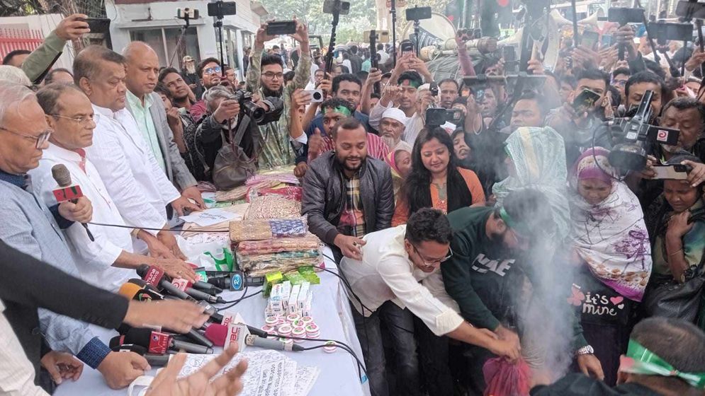 স্ত্রীর শাড়ি পুড়িয়ে ভারতীয় পণ্য বর্জনের ‘ডাক’ রিজভীর