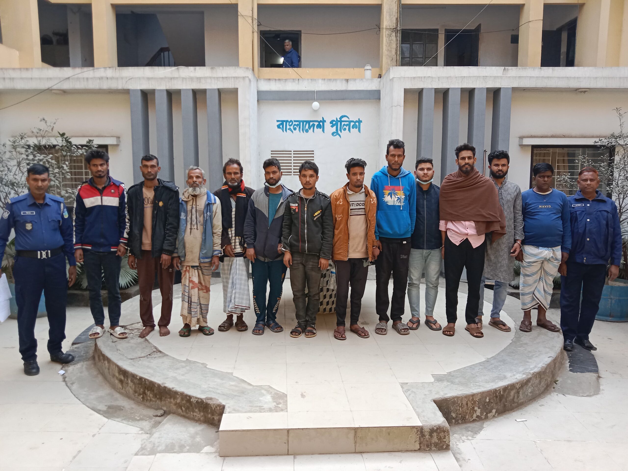 ময়মনসিংহ কোতোয়ালী মডেল থানার অভিযানে বিভিন্ন মামলার আসামিসহ গ্রেফতার-১৩