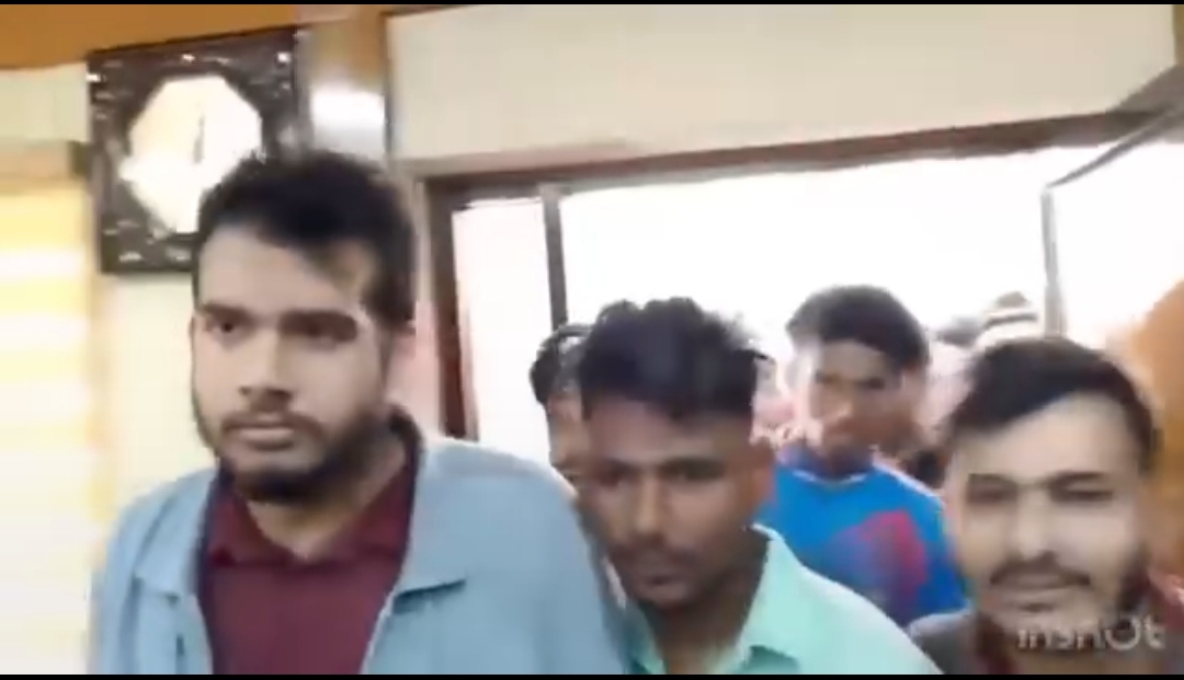 ময়মনসিংহে বৈষম্যবিরোধী ছাত্র পরিচয়ে ডিআইজির অফিসে ‘বিশৃঙ্খলা