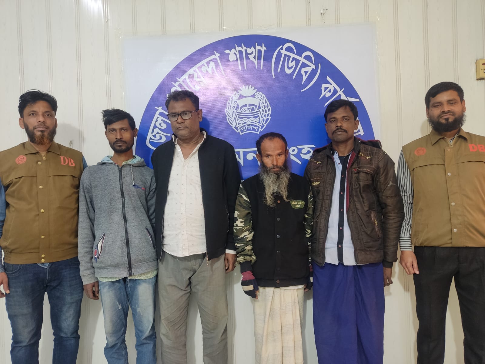 জেলা গোয়েন্দা শাখা, ময়মনসিংহ এর অভিযানে ৫০০ গ্রাম গাঁজা ও ১০০ পিস ইয়াবা ট্যাবলেটসহ গ্রেফতার ০৪ জন