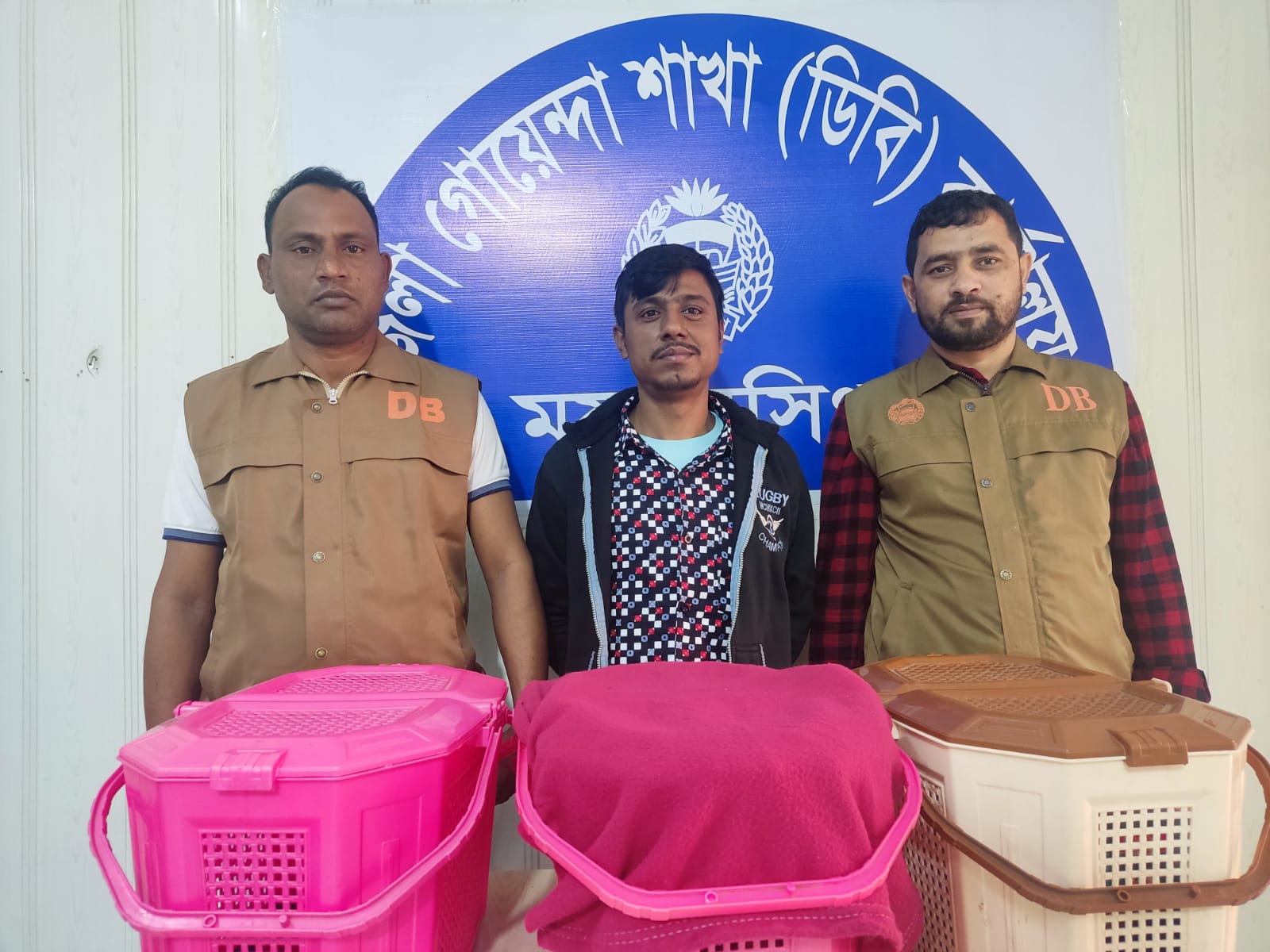 ময়মনসিংহ জেলা গোয়েন্দা শাখার অভিযানে বিরল প্রজাতীর ০৪টি তক্ষক (বন্যপ্রাণী) ও তক্ষক রাখার ০৩টি জুড়িসহ গ্রেফতার ০১ জন