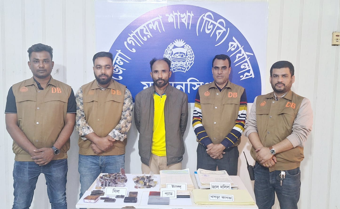 ময়মনসিংহে জাল দলিল সৃজনকারী চক্রের মূল হোতা আলমগীর গ্রেফতার; বিভিন্ন ধরনের সিল, ষ্ট্যাম্প, জাল দলিল ও খসড়া কাগজ উদ্ধার