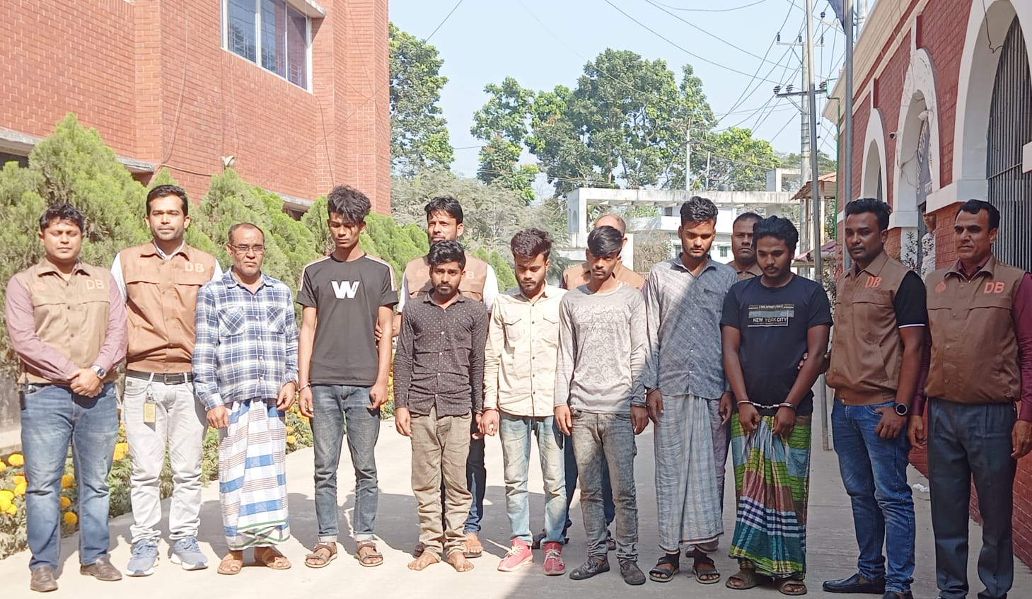 ময়মনসিংহে ডিবি’র অভিযানে ৬ ডাকাত গ্রেপ্তার, মালামাল উদ্ধার