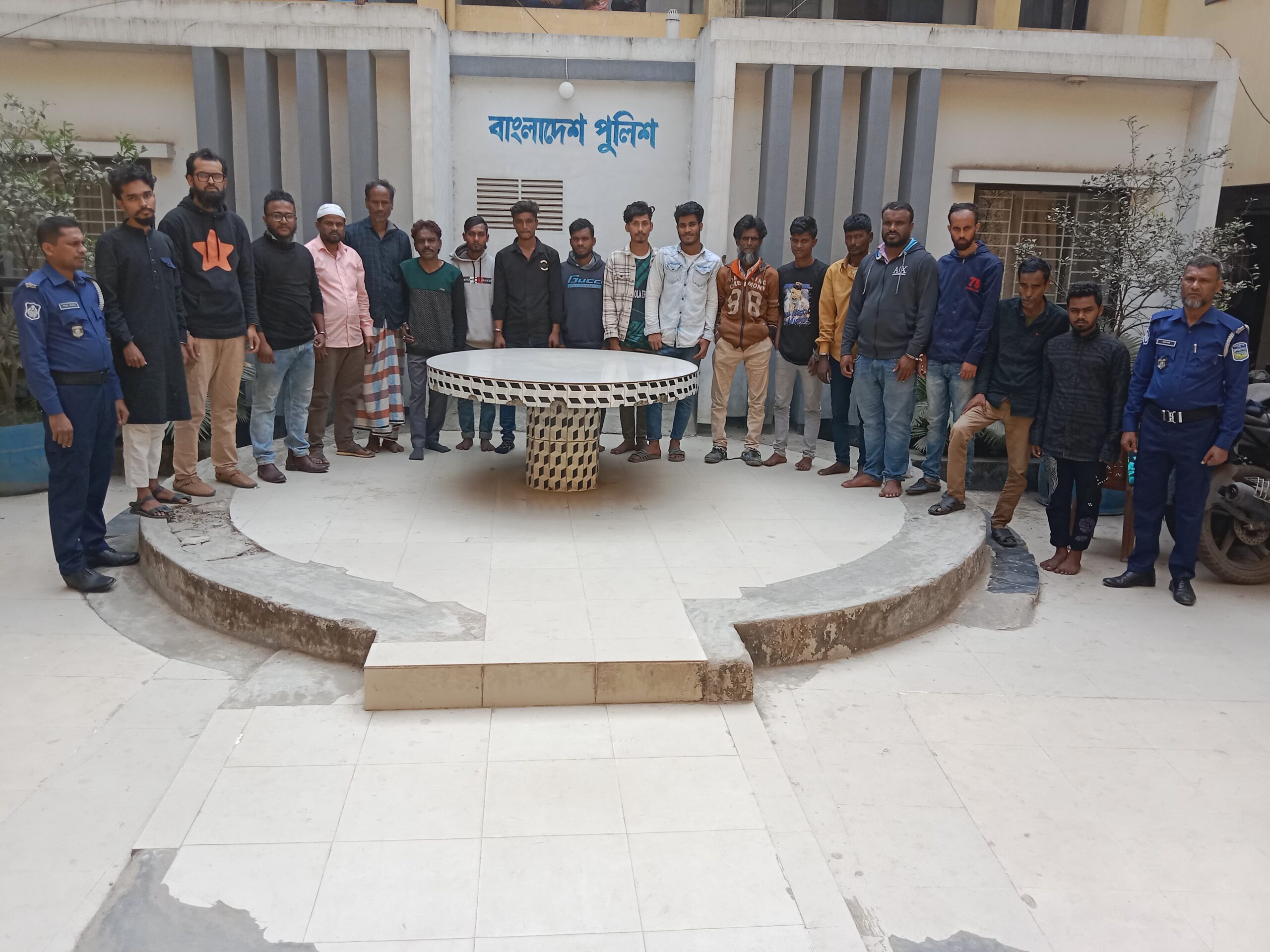 ময়মনসিংহ কোতোয়ালী মডেল থানার অভিযানে ছিনতাই, চুরি, ডাকাতি ও আত্মহত্যায় প্ররোচনা মামলার আসামীসহ গ্রেফতার ১৮ জন