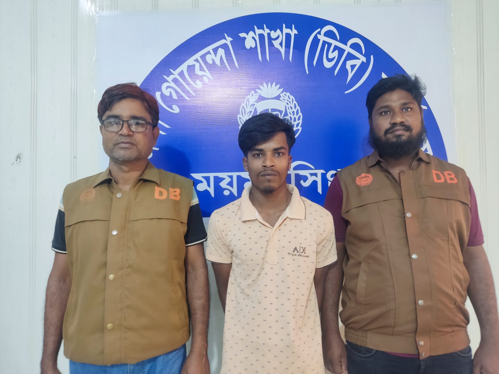 ময়মনসিংহ ডিবি পুলিশের অভিযানে চোরাই সিএনজিসহ গ্রেফতার-১
