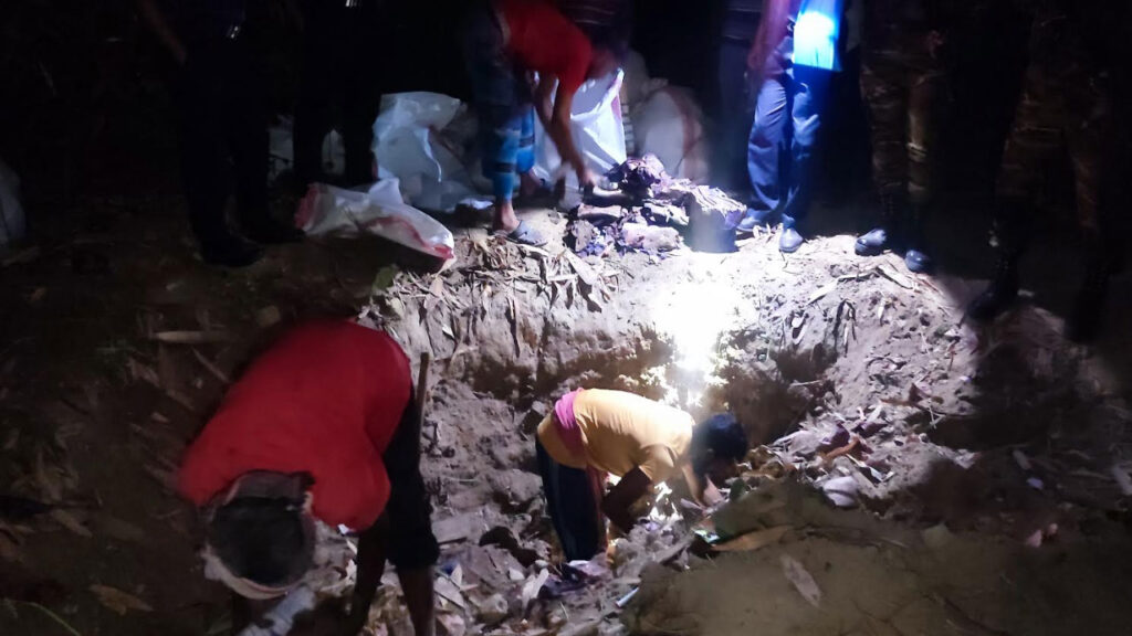 <span>ডিসি বাংলোতে রাতভর অভিযান / </span>গর্তে মিললো ইলেকট্রনিক্স ডিভাইসসহ ৭৯ বস্তা ব্যালট