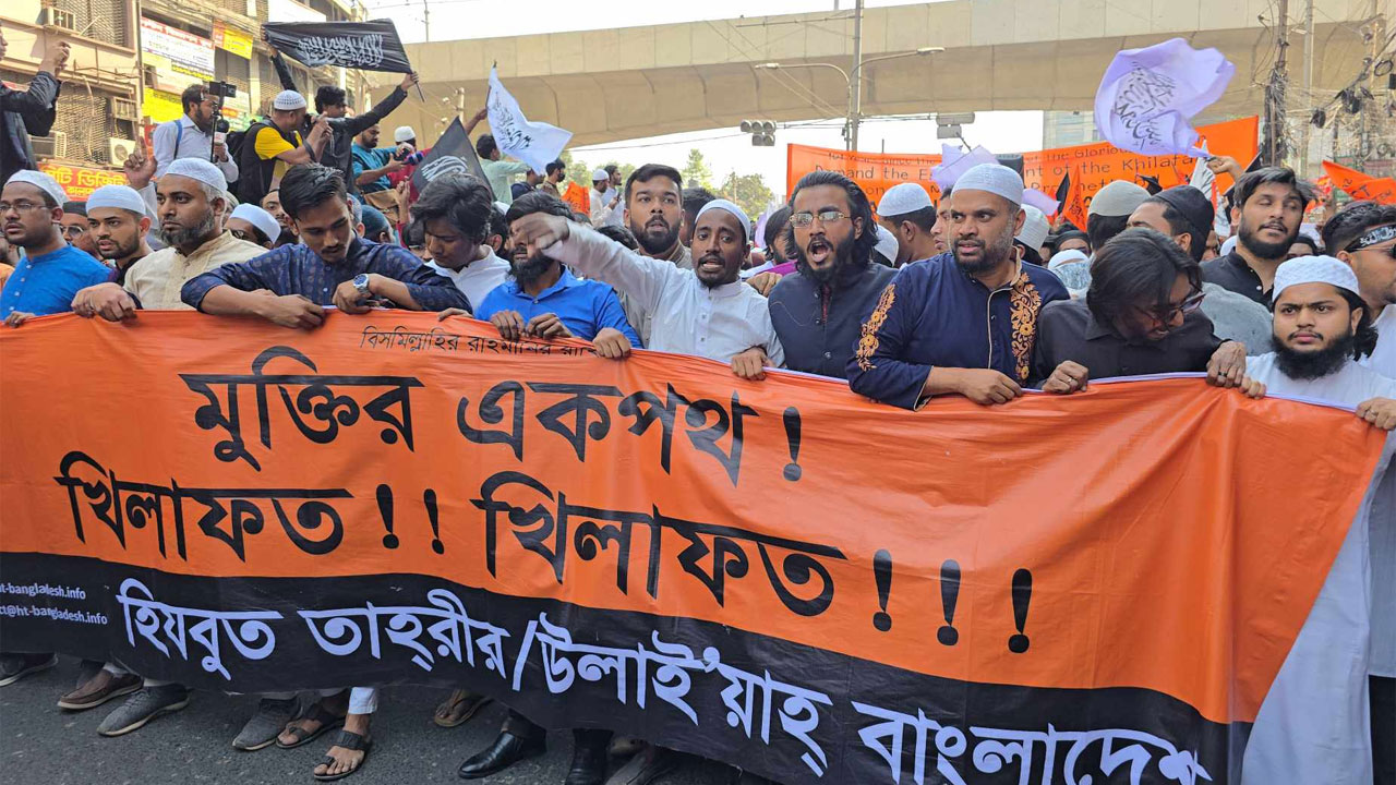 পুলিশের টিয়ার শেল-সাউন্ড গ্রেনেড নিক্ষেপ