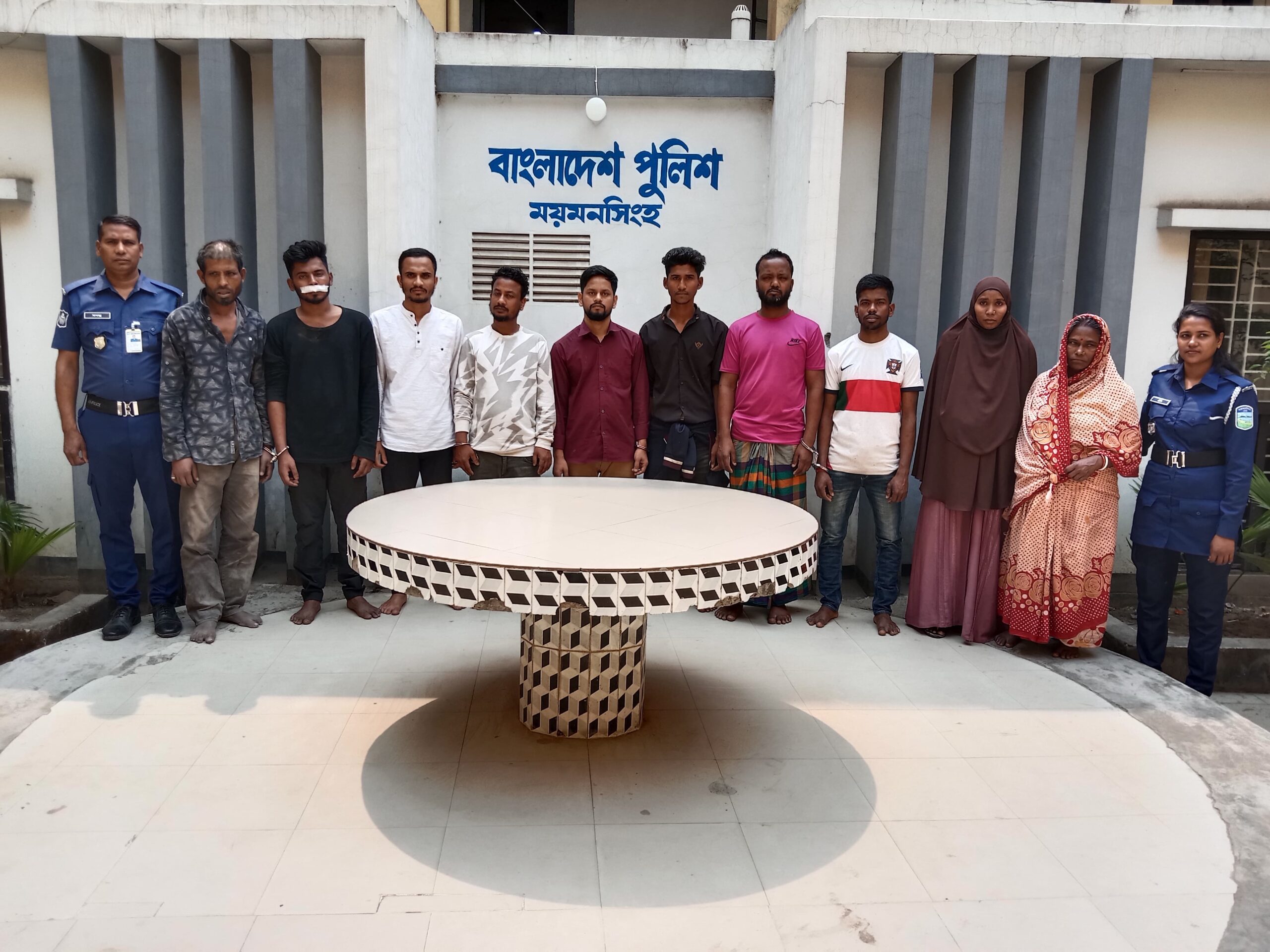 ময়মনসিংহ কোতোয়ালী পুলিশের অভিযানে দস্যুতা, চুরি ও মাদক মামলার আসামীসহ গ্রেফতার-১০