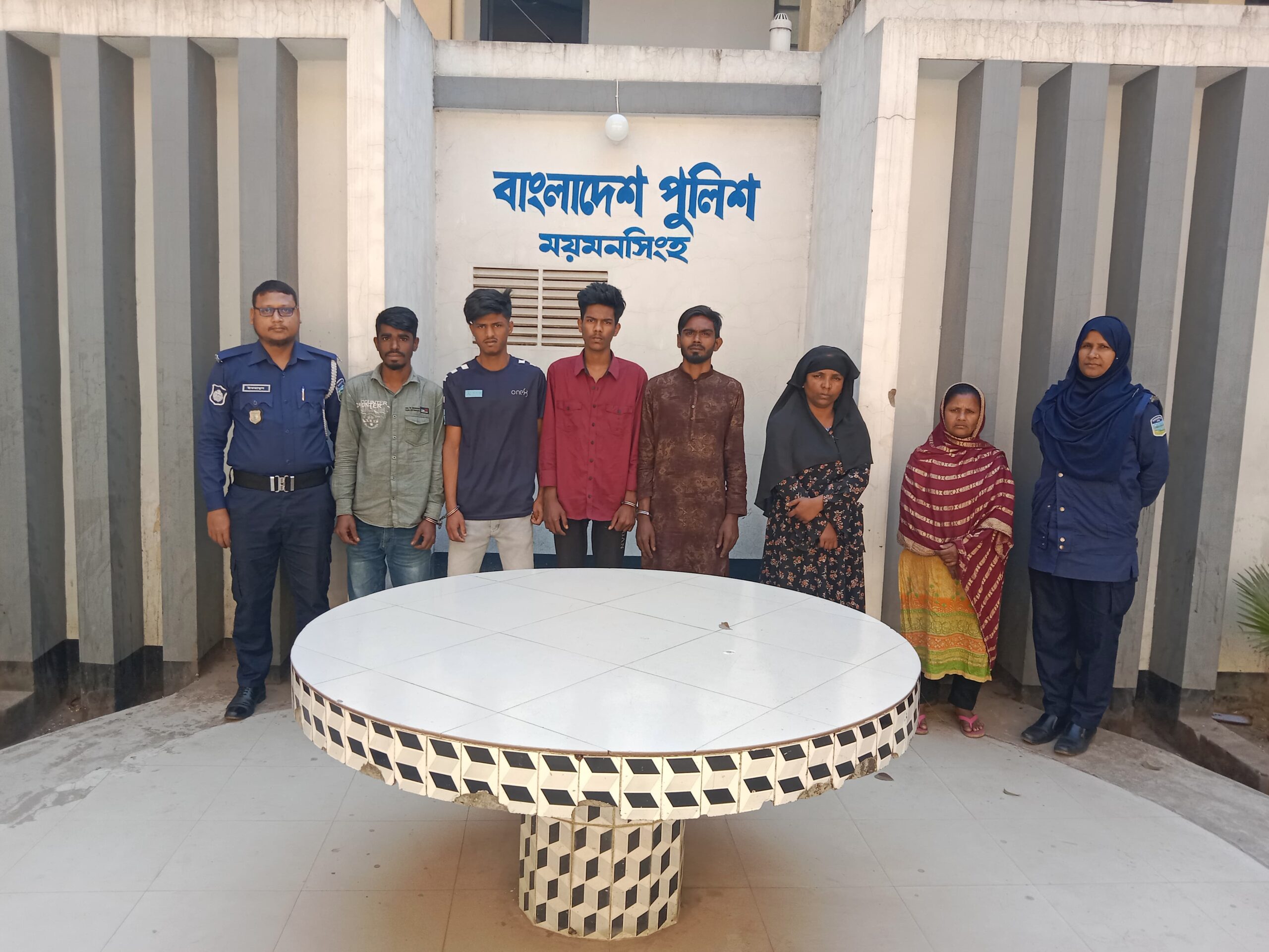 ময়মনসিংহ কোতোয়ালী থানা পুলিশের অভিযানে বিভিন্ন মামলার আসামিসহ গ্রেফতার ০৬ জন