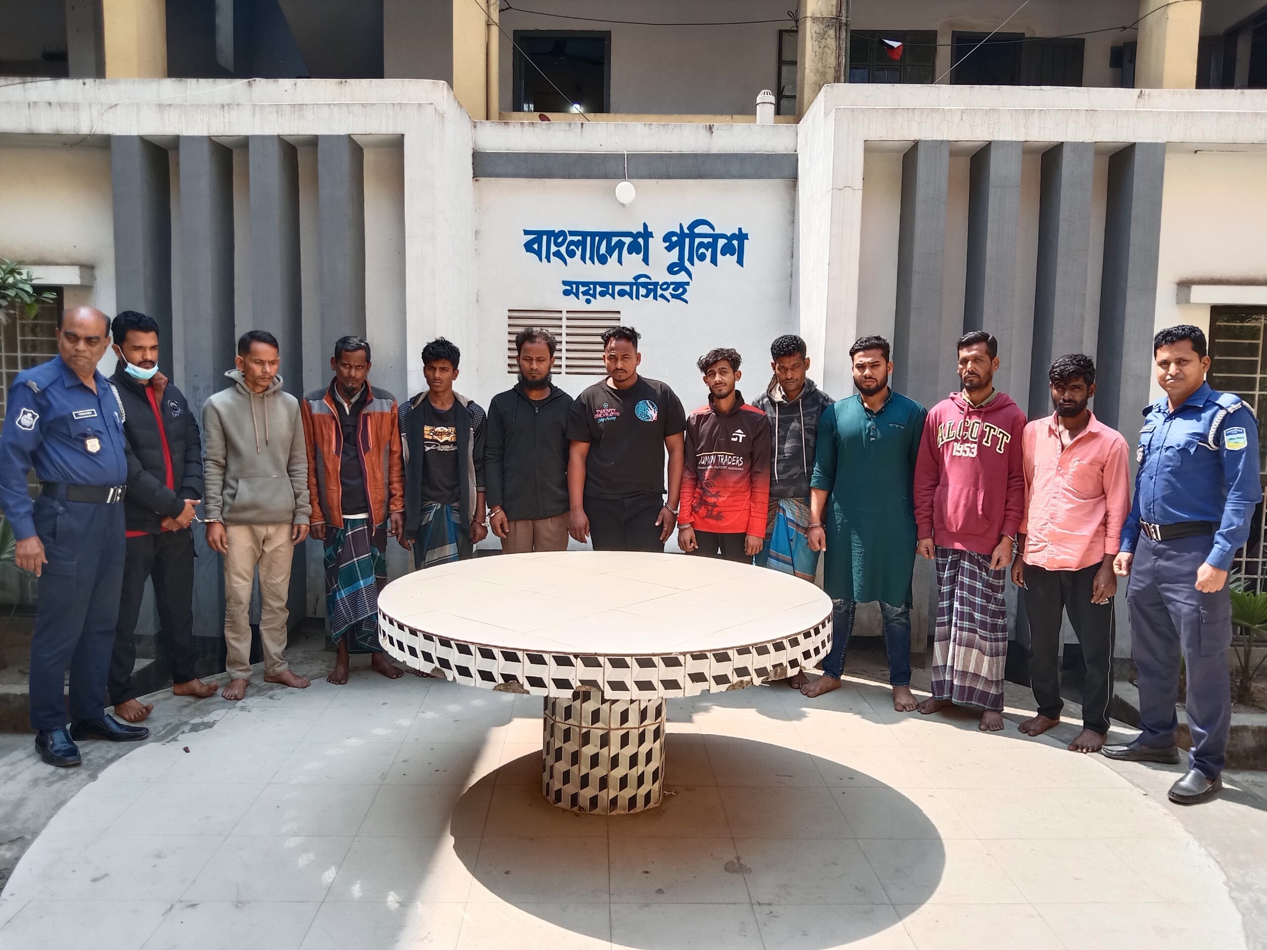 ময়মনসিংহ কোতোয়ালী থানা পুলিশের অভিযানে আওয়ামীলীগের সহ-সভাপতি ও সাধারণ সম্পাদক সহ গ্রেফতার-১৩