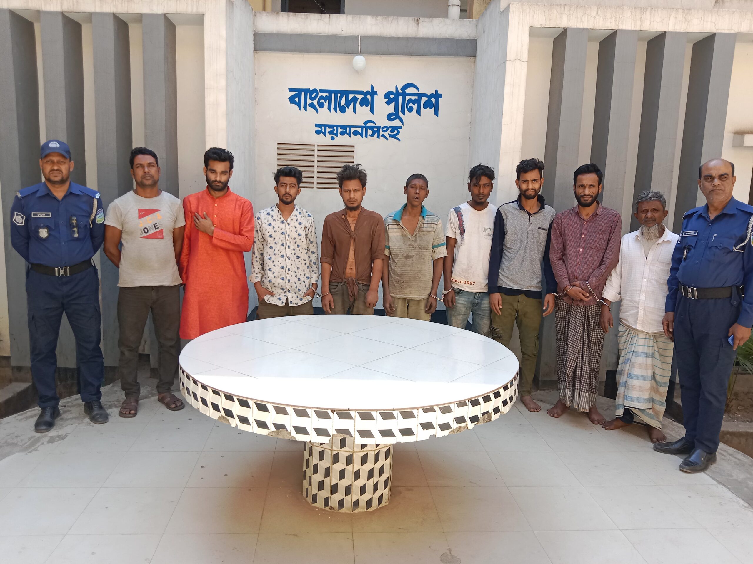 ময়মনসিংহ কোতোয়ালী মডেল থানার অভিযানে মাদক মামলার আসামিসহ গ্রেফতার-০৯