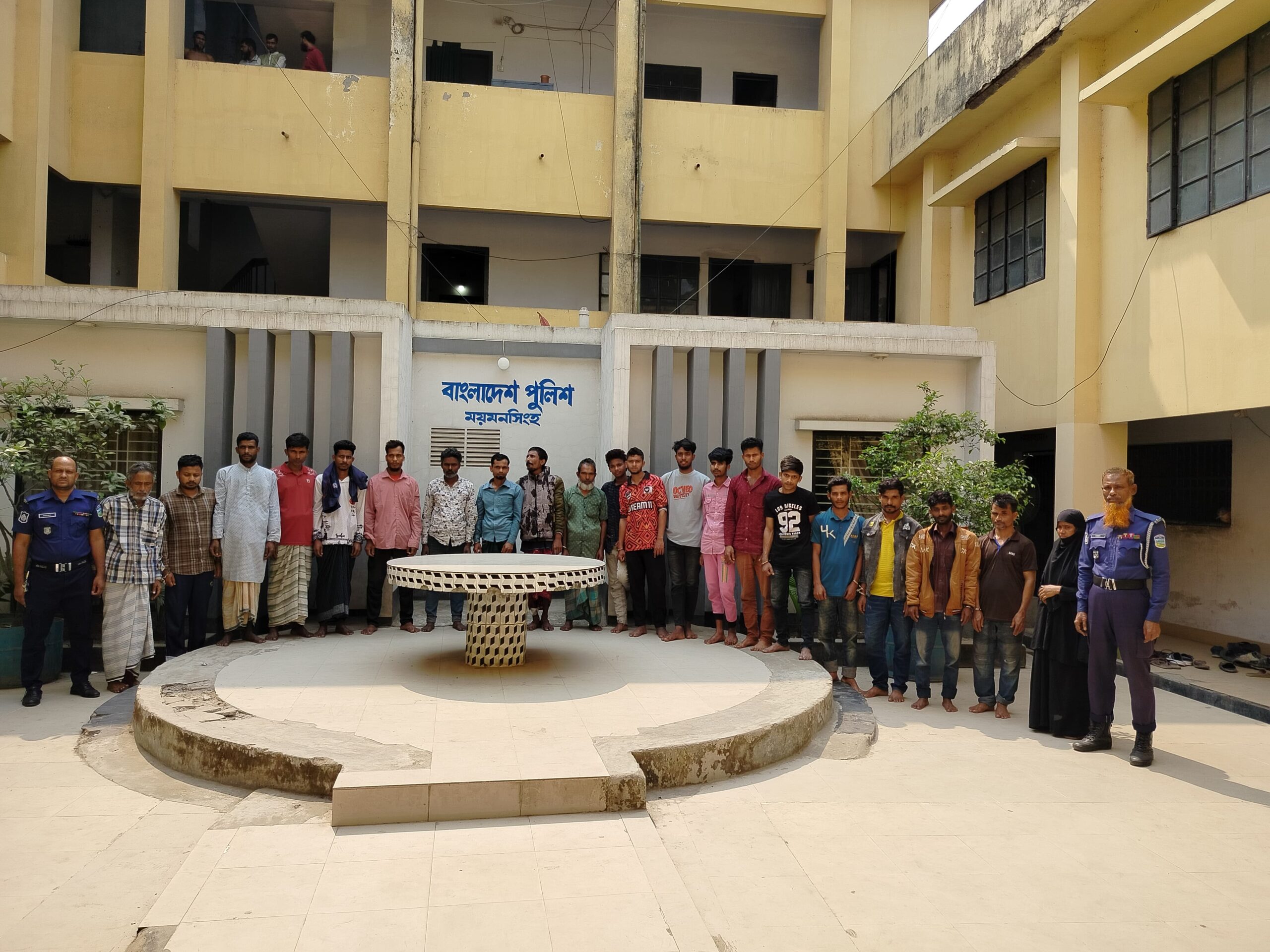 ময়মনসিংহ কোতোয়ালী পুলিশের অভিযানে মাদক অপহরণ ও বিভিন্ন মামলার আসামিসহ গ্রেফতার-২১