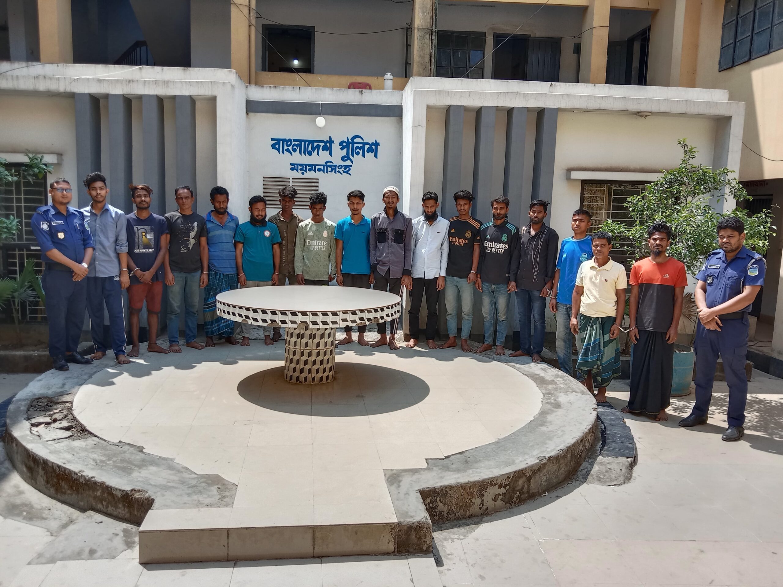 ময়মনসিংহ কোতোয়ালী পুলিশ ও র্যাব-১৪ এর যৌথ অভিযানে দ্রুত বিচার আইনের আসামীসহ গ্রেফতার-১৬