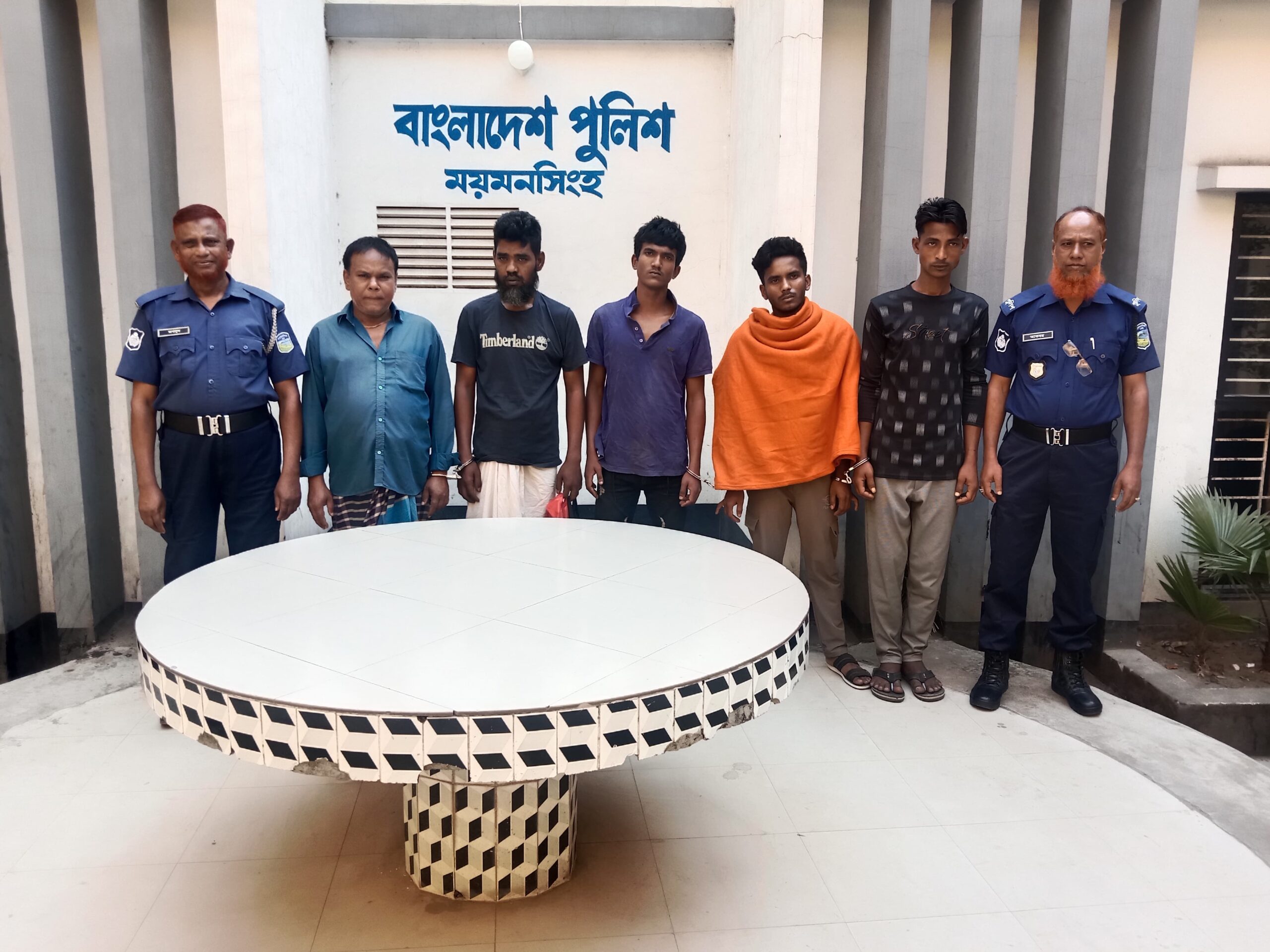 ময়মনসিংহ কোতোয়ালী পুলিশের অভিযানে মাদক ও ডাকাতি মামলার আসামীসহ গ্রেফতার-৫