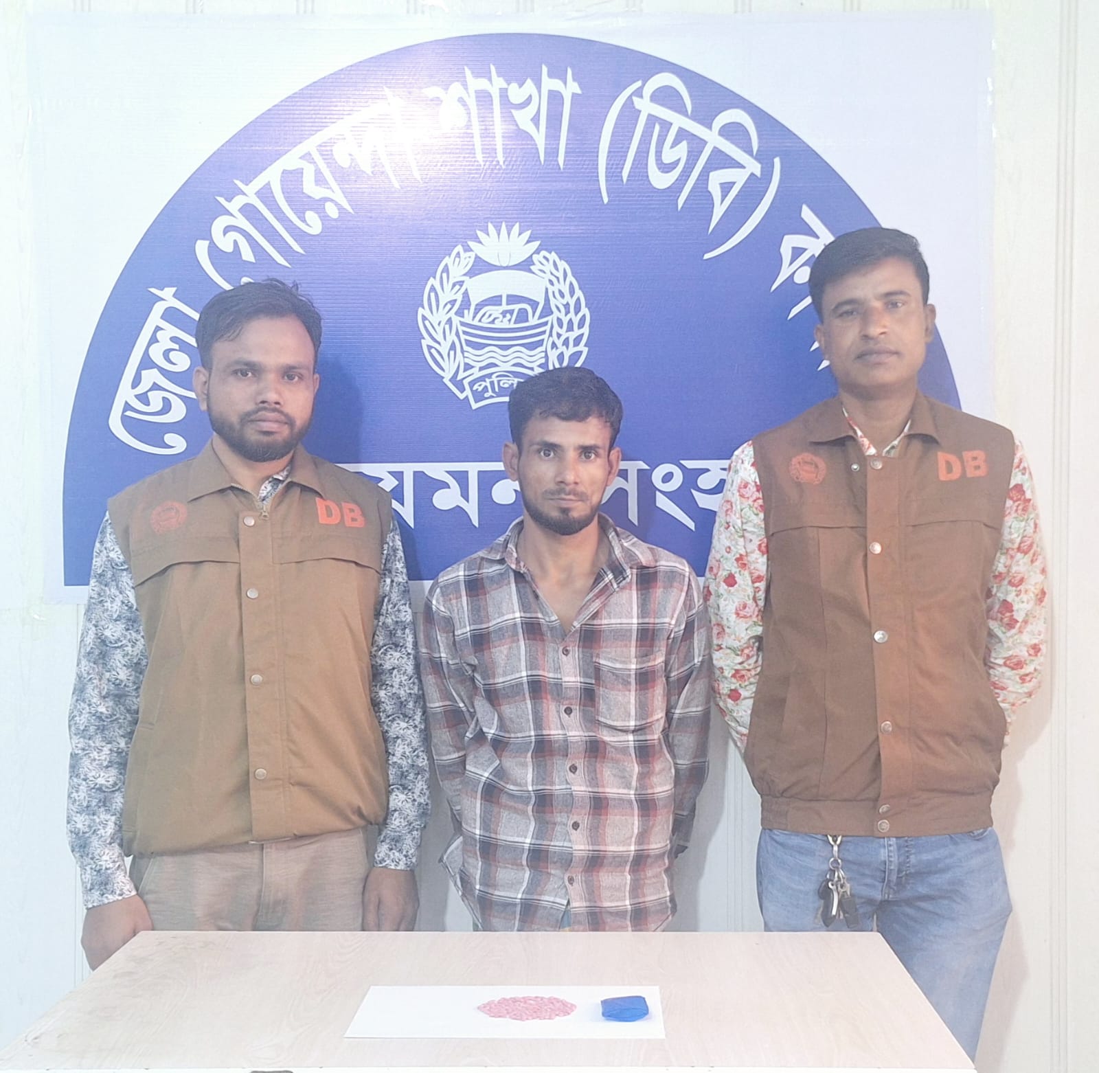 ময়মনসিংহ ডিবি পুলিশের অভিযানে ২০০ পিস ইয়াবাসহ গ্রেফতার-০১