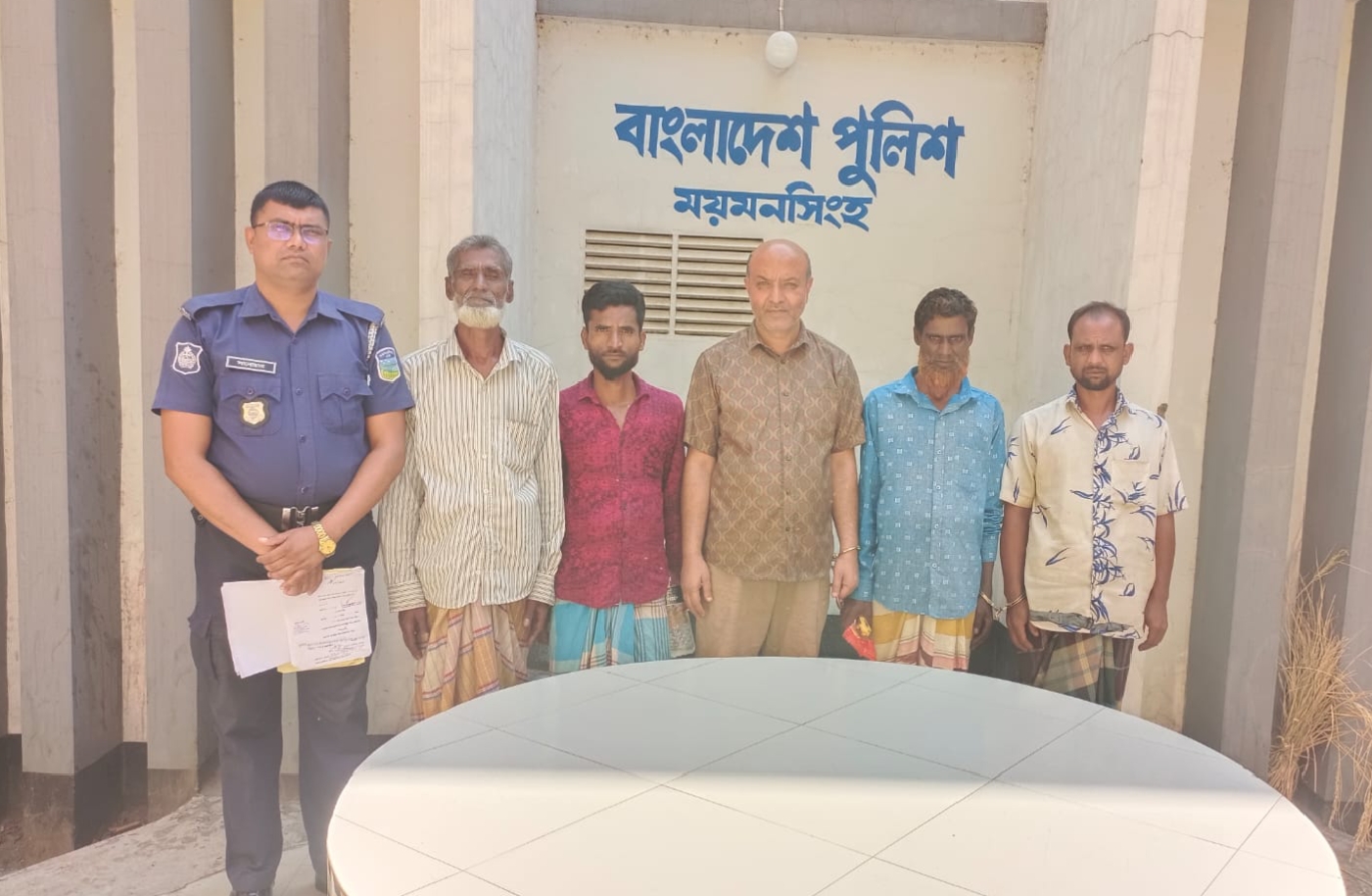 ময়মনসিংহ কোতোয়ালী পুলিশের অভিযানে অন্যান্য ও পরোয়ানা ভুক্ত আসামীসহ গ্রেফতার-৬