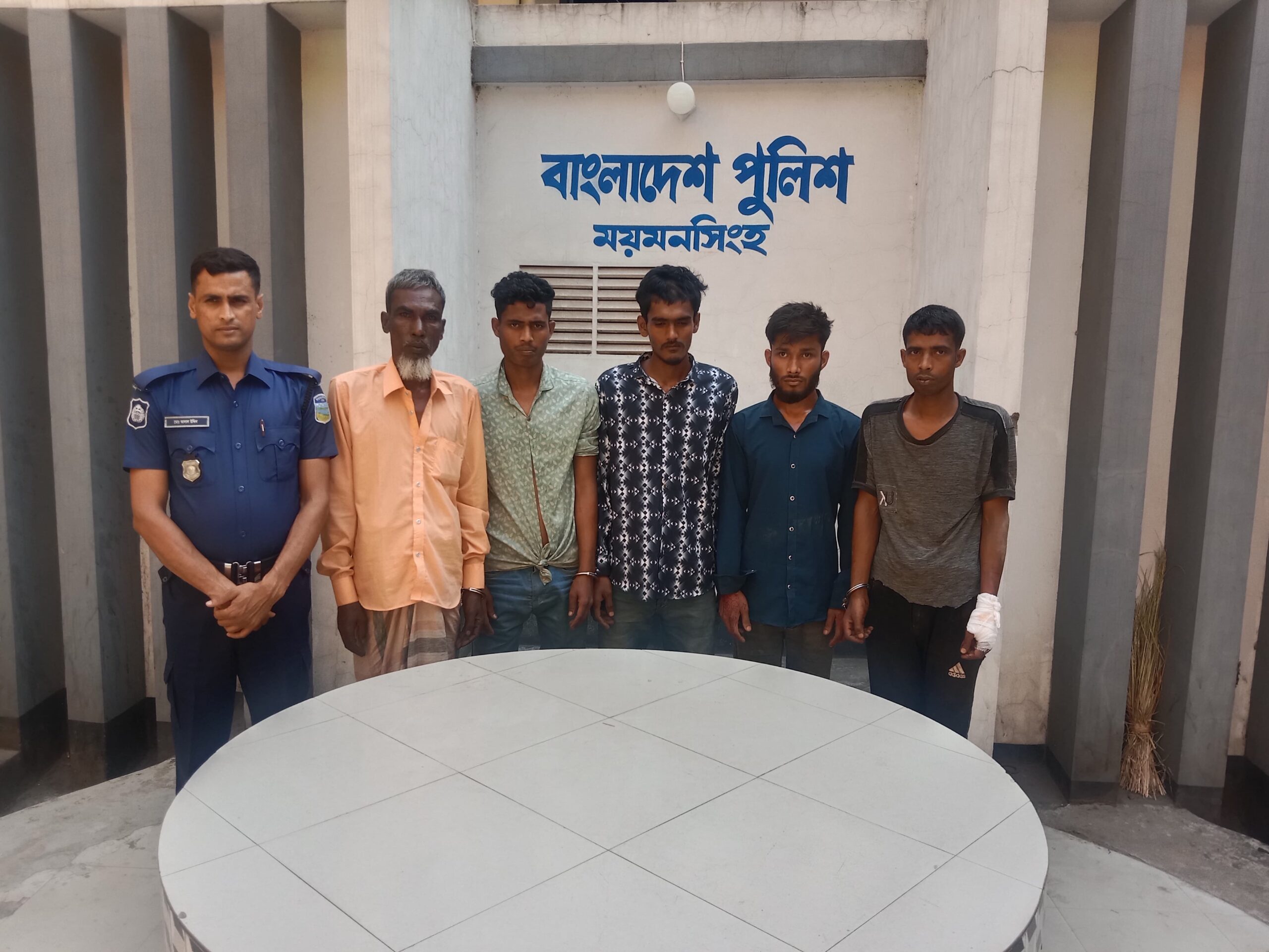 ময়মনসিংহ কোতোয়ালী পুলিশের অভিযানে চুরি ও মাদক মামলার আসামীসহ গ্রেফতার-৫