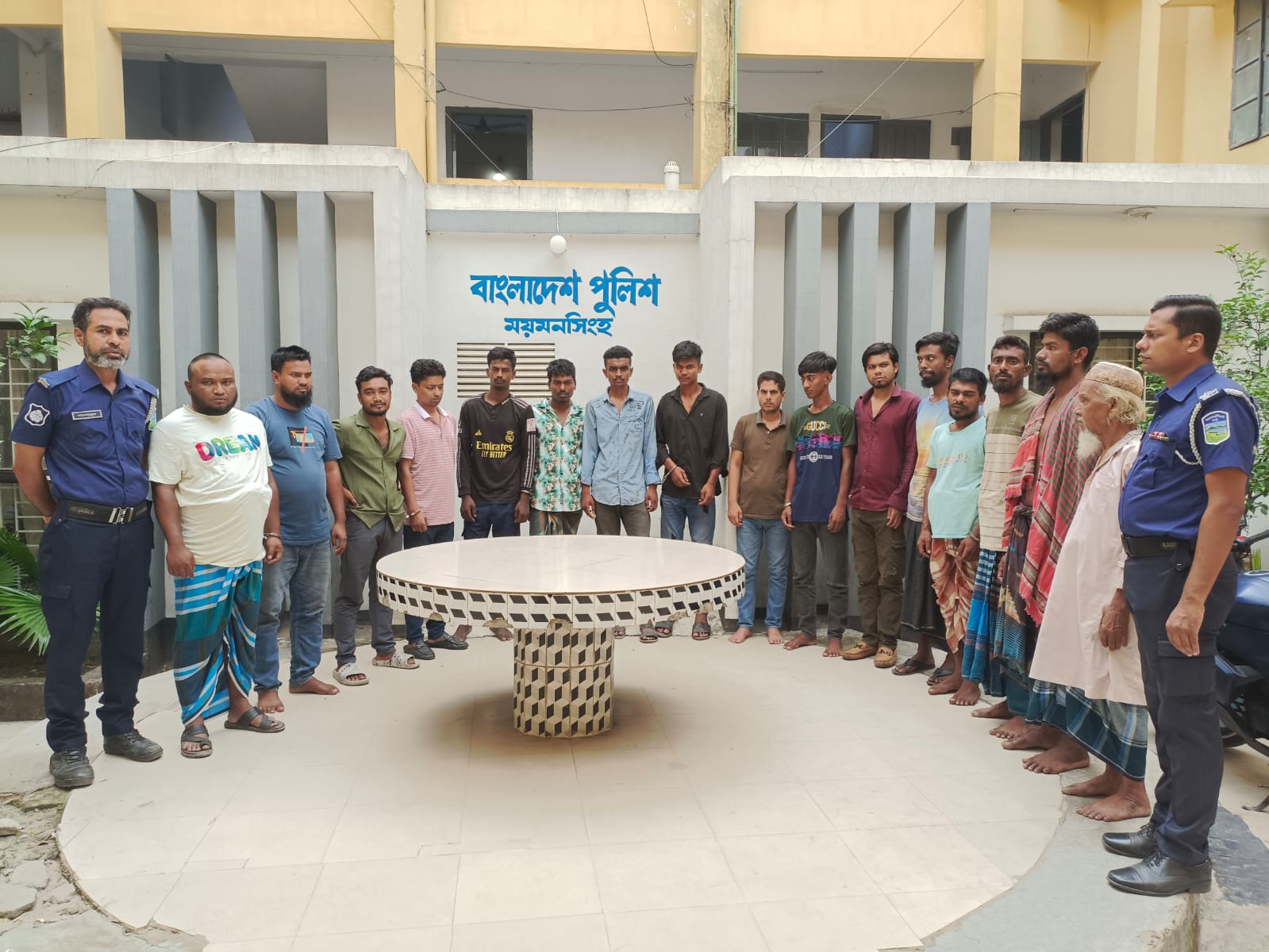 ময়মনসিংহ কোতোয়ালী পুলিশের অভিযানে মাদক, চাঁদাবাজি ও যুবলীগ সমর্থকসহ গ্রেফতার-১৬: মাদকদ্রব্য উদ্ধার