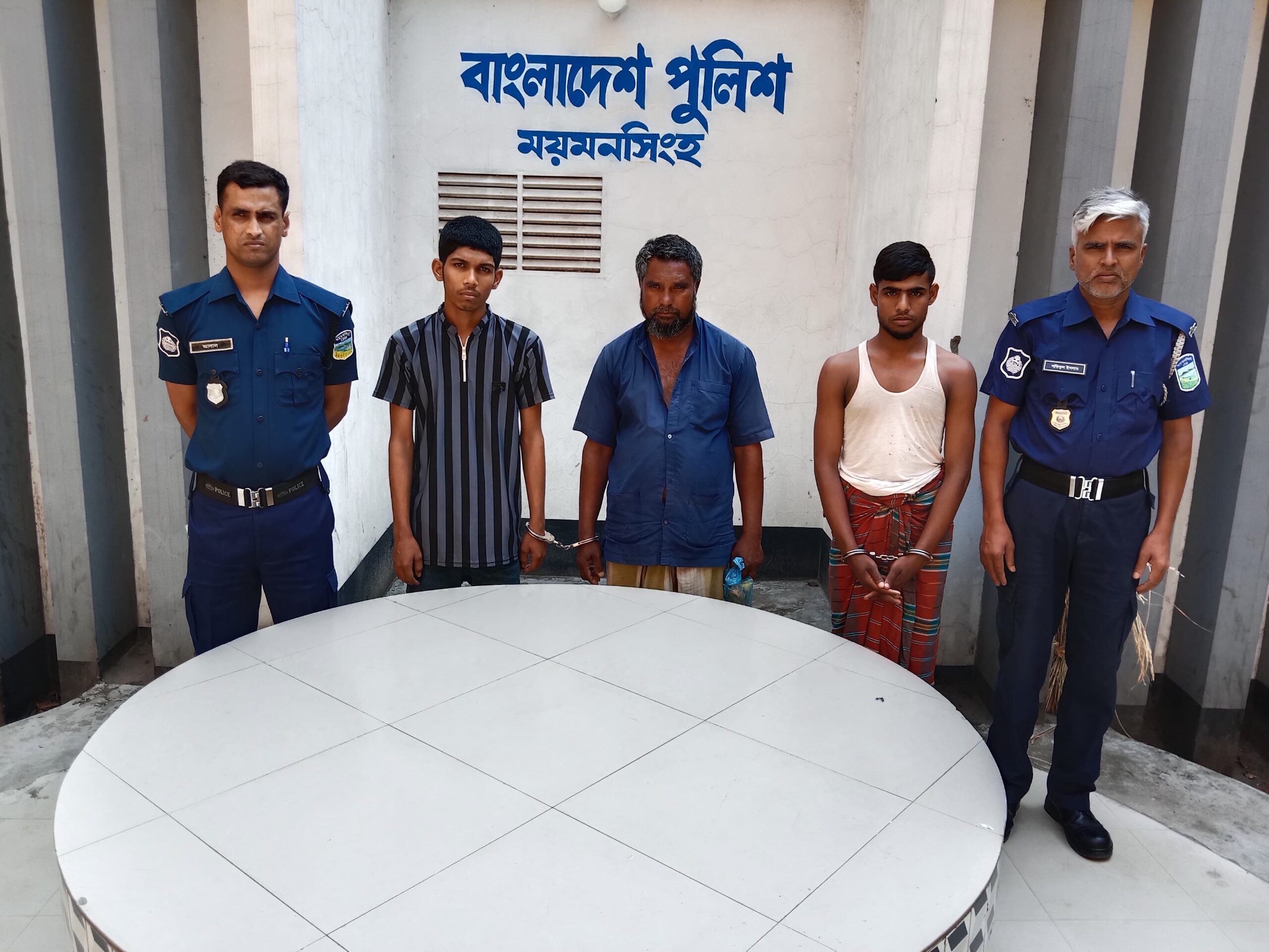 ময়মনসিংহ কোতোয়ালী পুলিশের অভিযানে মার্ডার ও আত্মহত্যা প্ররোচিত মামলার আসামীসহ গ্রেফতার-৩