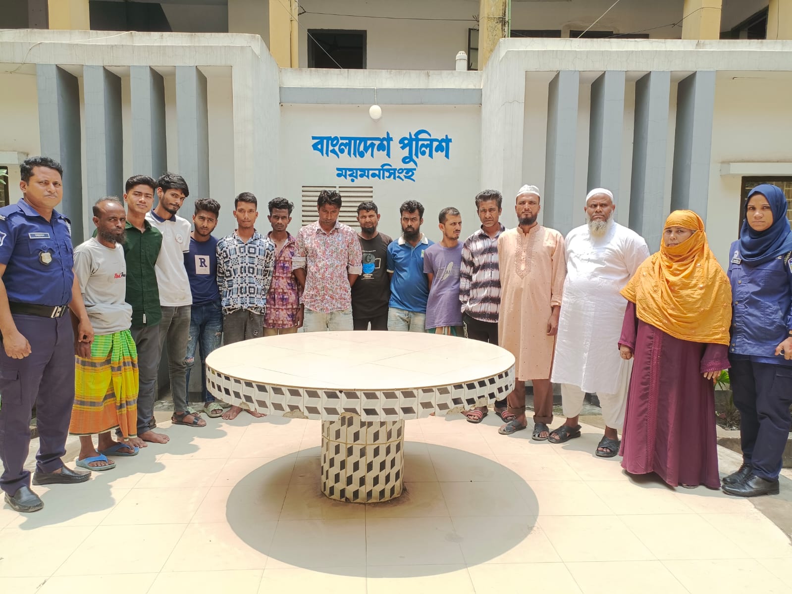 ময়মনসিংহ কোতোয়ালী পুলিশের অভিযানে চুরি, ডাকাতি ও দস্যুতা মামলার আসামীসহ গ্রেফতার-১৪