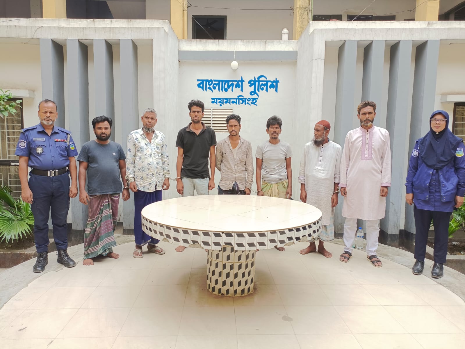 ময়মনসিংহ কোতোয়ালী পুলিশের অভিযানে মাদক ও পরোয়ানাভুক্ত আসামীসহ গ্রেফতার-৭: মাদকদ্রব্য উদ্ধার