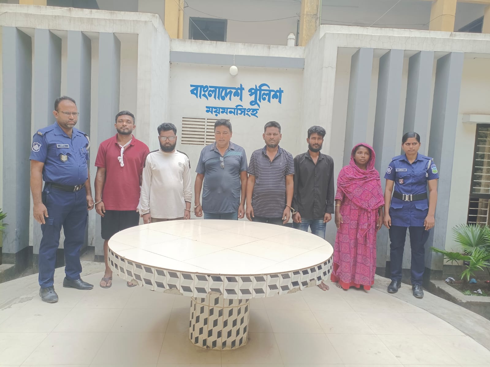 ময়মনসিংহ কোতোয়ালী পুলিশের অভিযানে চুরি ও পরোয়ানাভুক্ত আসামীসহ গ্রেফতার-৬