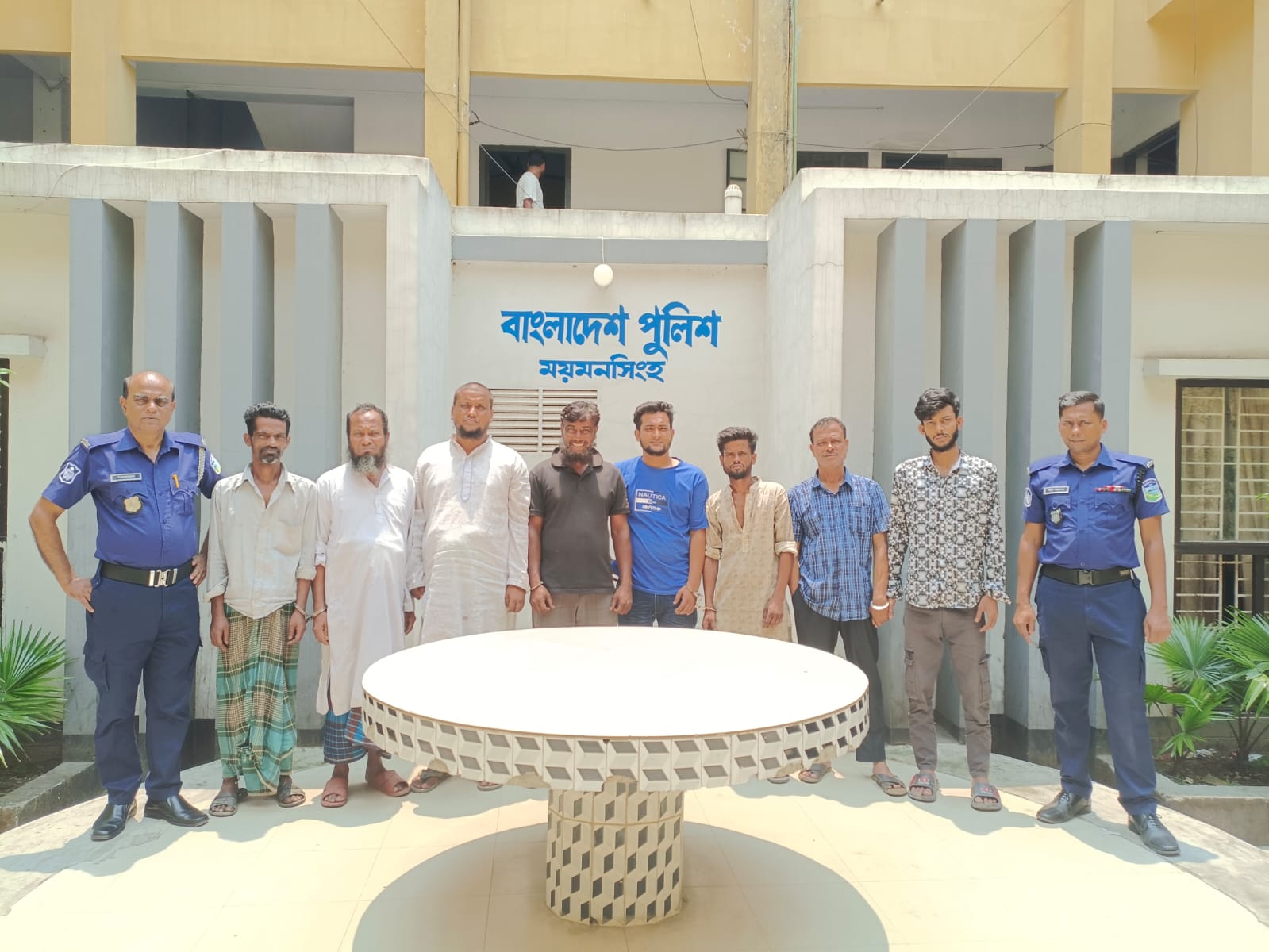 ময়মনসিংহ কোতোয়ালী পুলিশের অভিযানে অন্যান্য ও পরোয়ানাভুক্ত আসামীসহ গ্রেফতার-৮