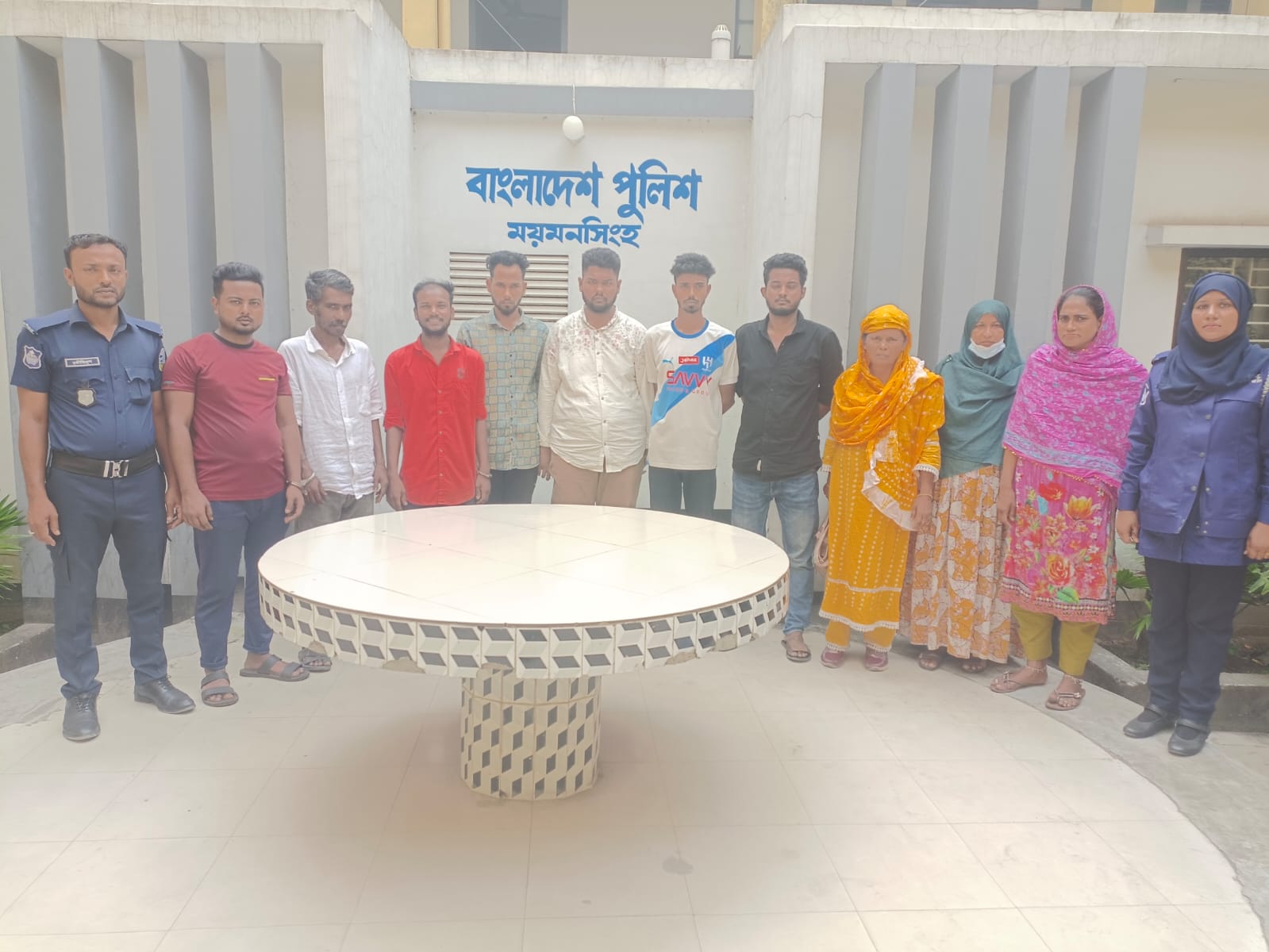 ময়মনসিংহ কোতোয়ালী পুলিশের অভিযানে মাদক ও পরোয়ানাভুক্ত আসামীসহ গ্রেফতার-১০: মাদকদ্রব্য উদ্ধার