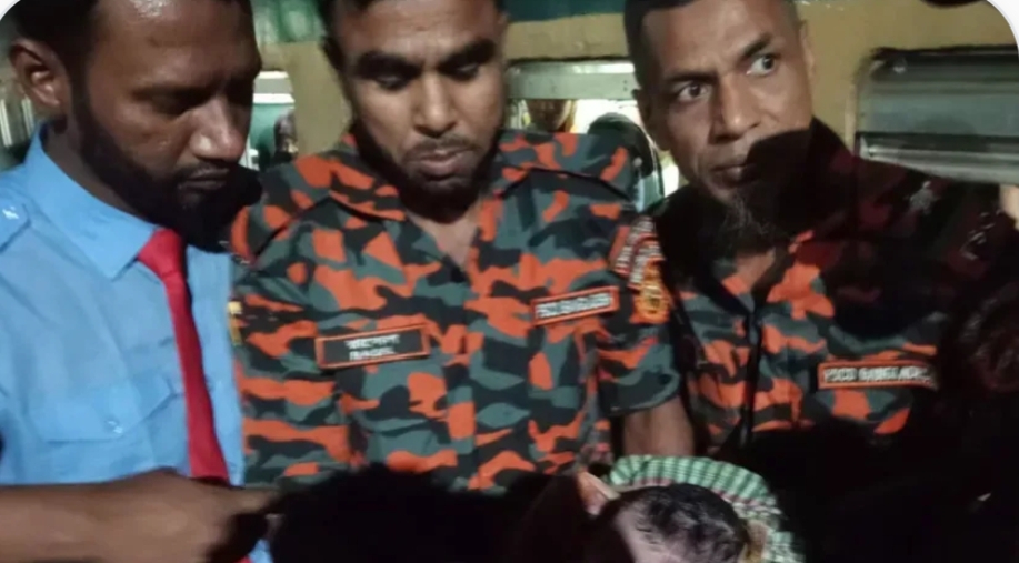 ঈদযাত্রায় চলন্ত ট্রেনে সন্তান প্রসব, মা-শিশুকে হাসপাতালে পৌঁছে দিলেন ছাত্রনেতা, পুলিশ ও ফায়ার সার্ভিস