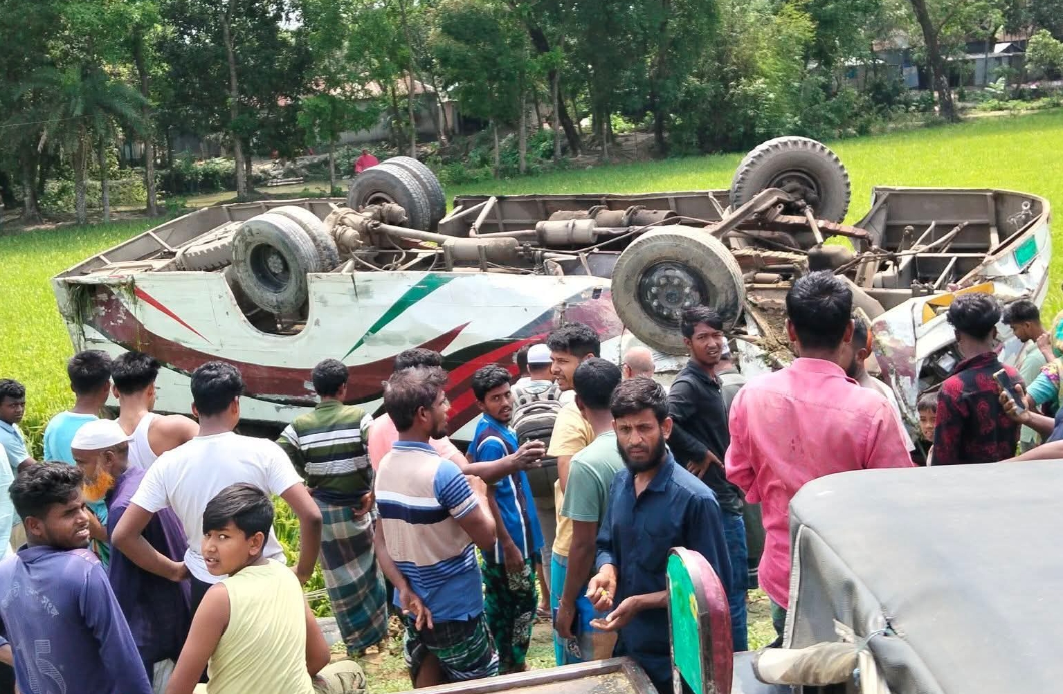 ময়মনসিংহে সড়ক দুর্ঘটনা: সিএনজি বাঁচাতে গিয়ে বাস উল্টে আহত ১৫, চালকের অবস্থা আশঙ্কাজনক