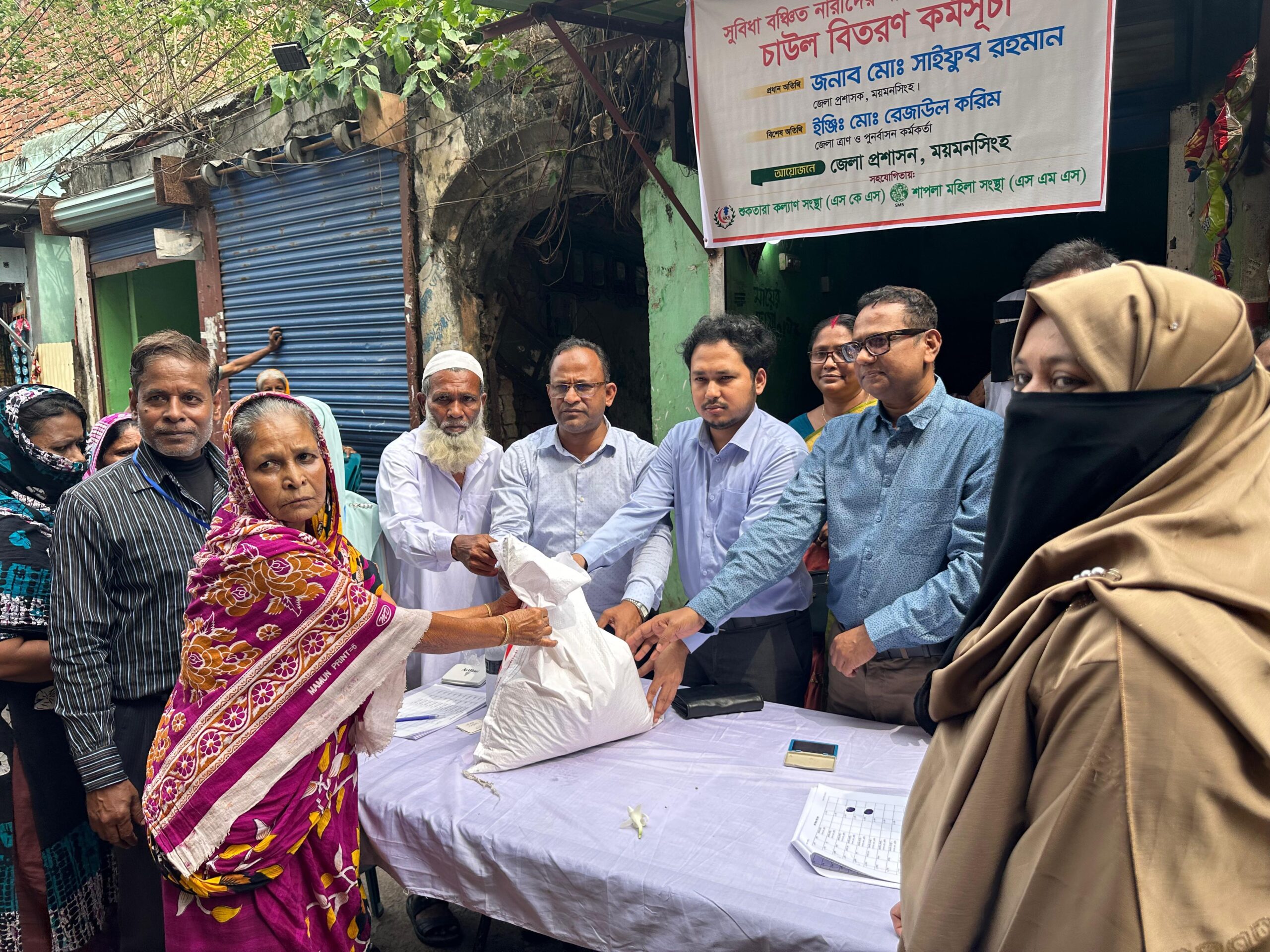 ময়মনসিংহে সুবিধাবঞ্চিত নারীদের মাঝে চাউল বিতরণ