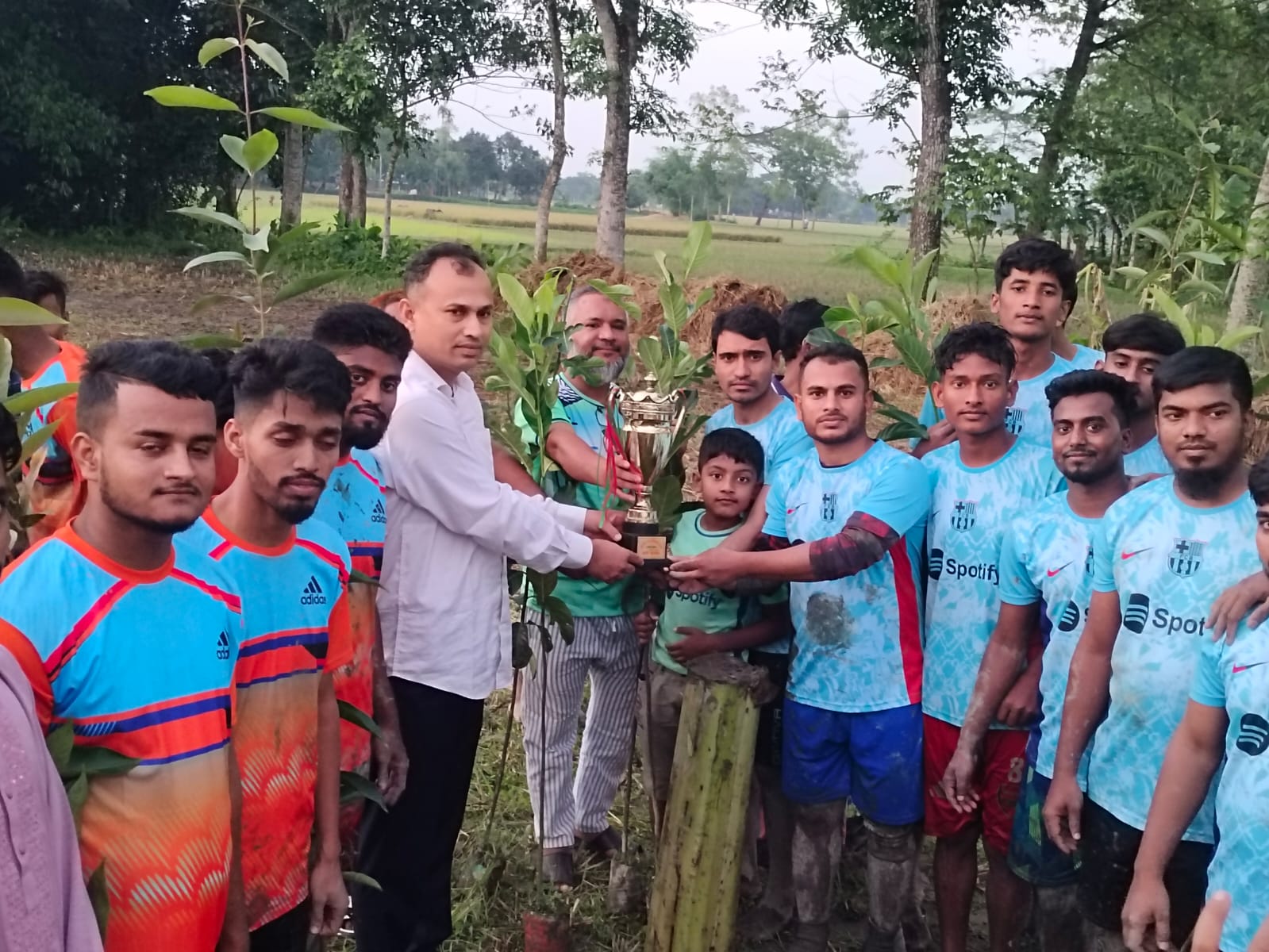 গৌরীপুরে ইছুলিয়া ও হাটশিড়া গ্রামের প্রীতি ফুটবল ম্যাচ অনুষ্ঠিত