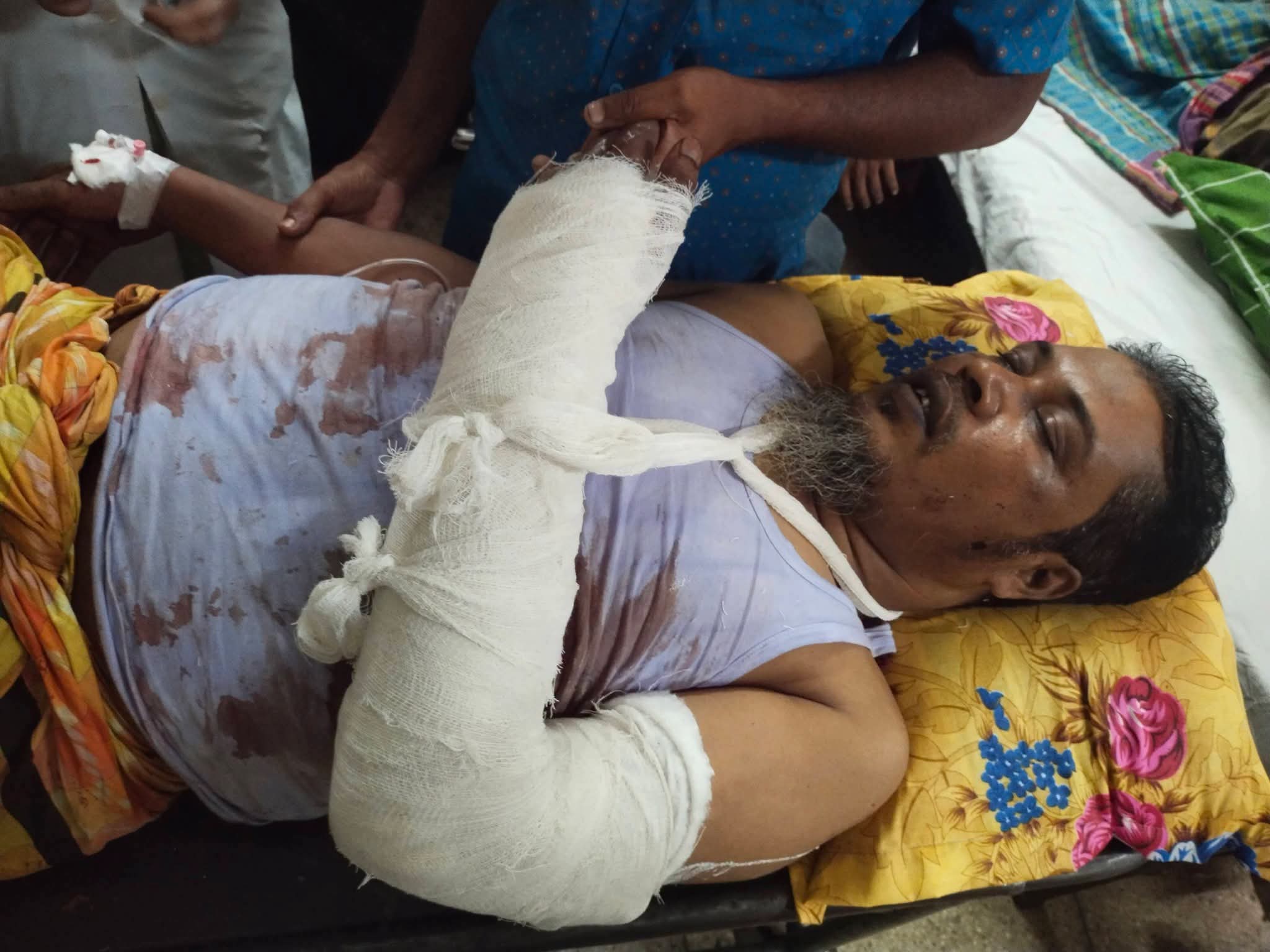 গৌরীপুরে স্বেচ্ছাসেবকলীগ নেতার নেতৃত্বে ব্যবসায়ীর ওপর সন্ত্রাসী হামলা, গুরুতর আহত
