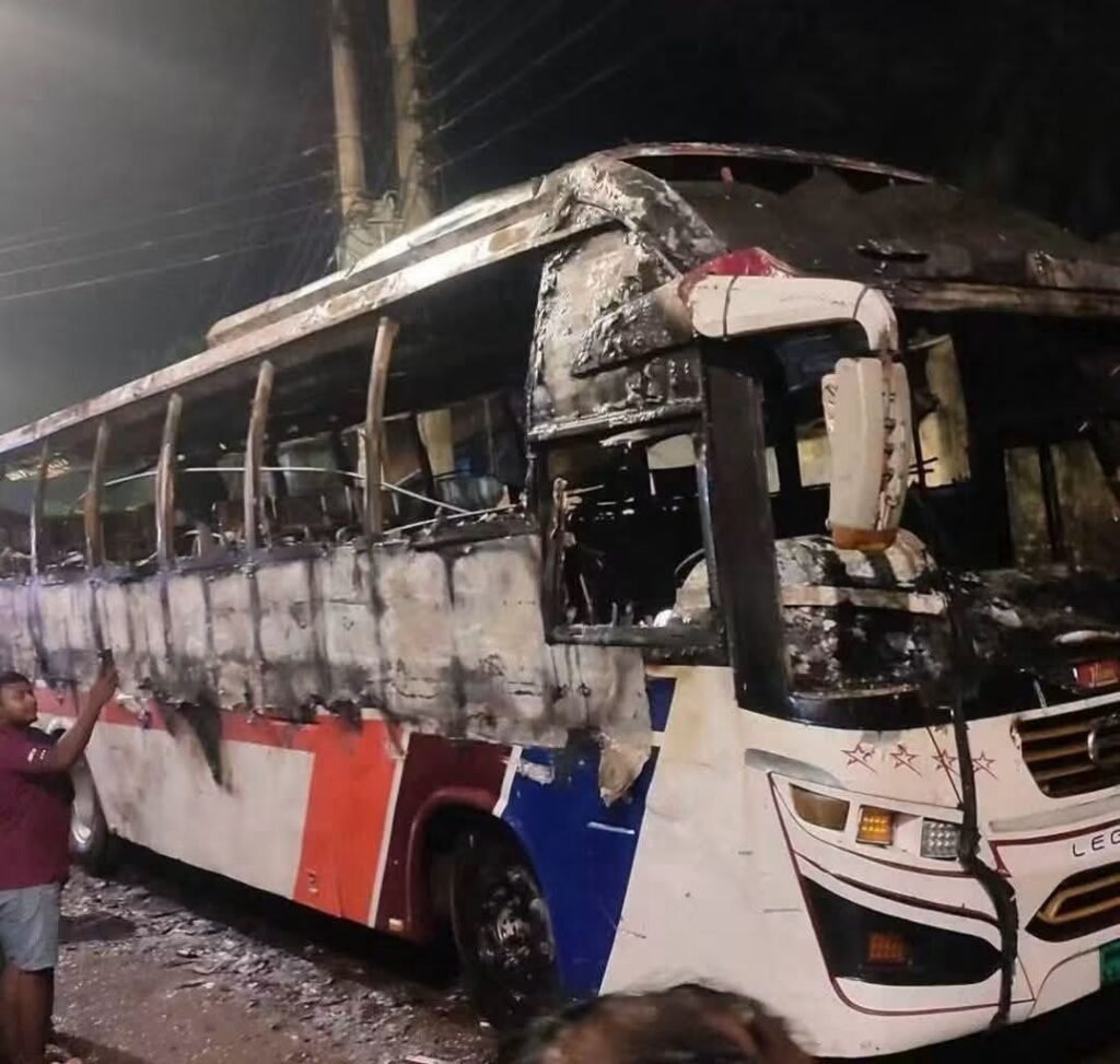 ‎ময়মনসিংহে সৌখিন পরিবহনের বাসে আগুন, নাশকতার সন্দেহ