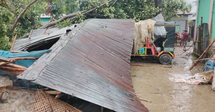 চালা উড়ে গেছে, উপড়ে পড়েছে গাছ-বিদ্যুতের খুঁটি; তিন ট্রান্সফরমার নষ্ট, আহত ৩